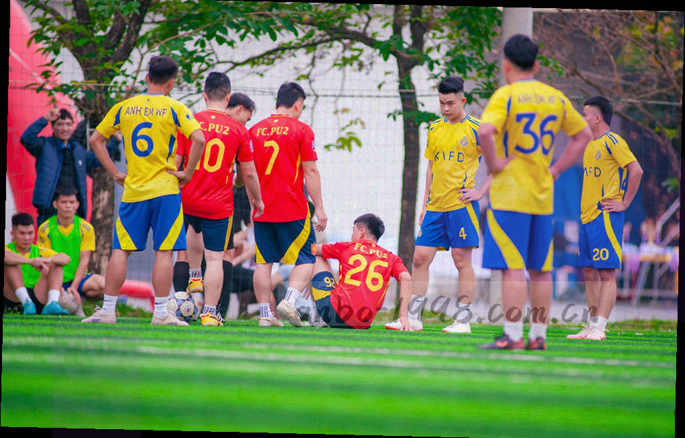 两列数字线条逐行互相对齐的抽象示意，冷色调，画面中没有可读文字